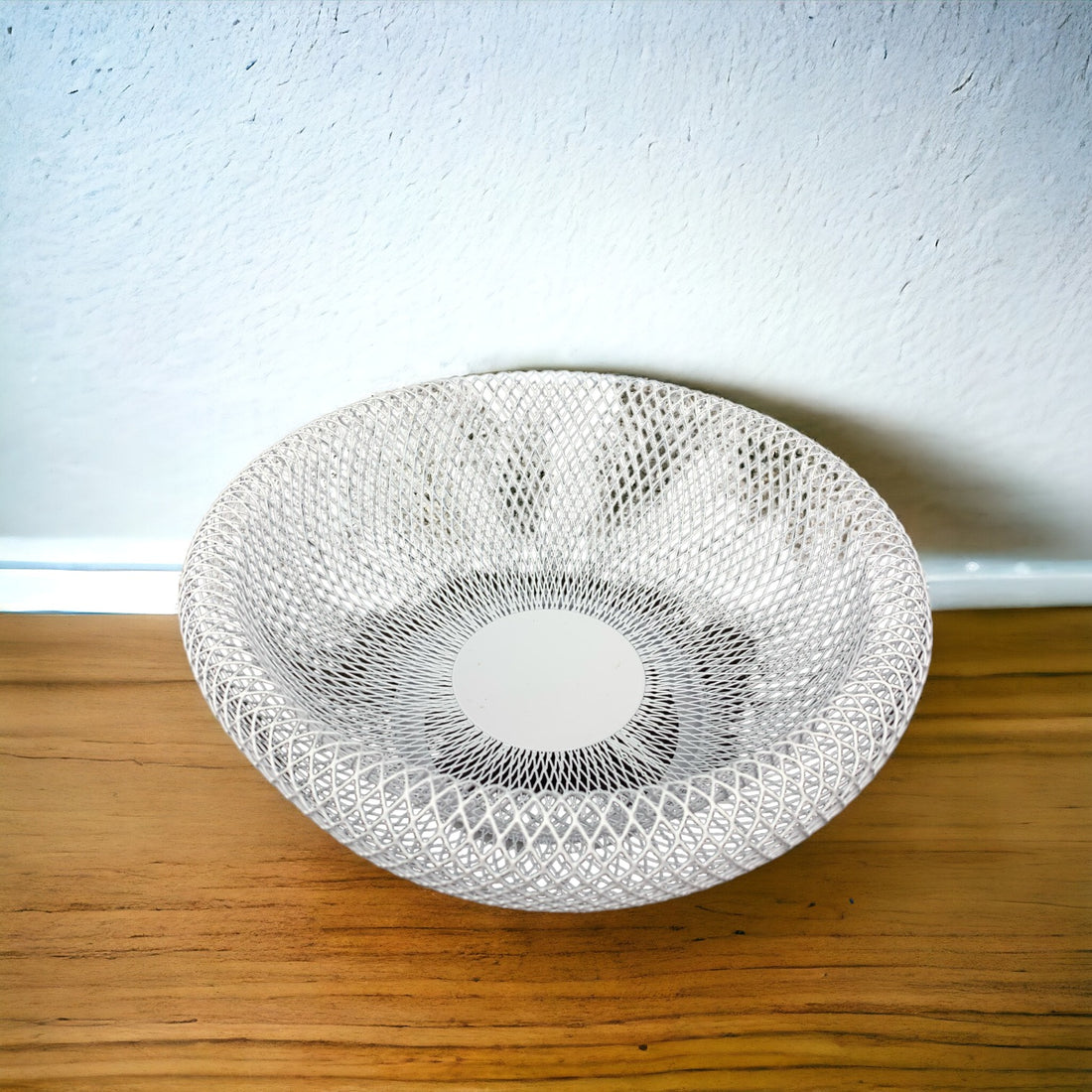 WHITE TONAL NET DESIGN ROUND WIRE FRUIT BASKET